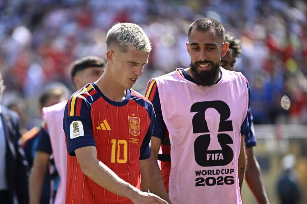 Trump Shakes Hands with Iglesias, Avoided by Romero at World Cup Final